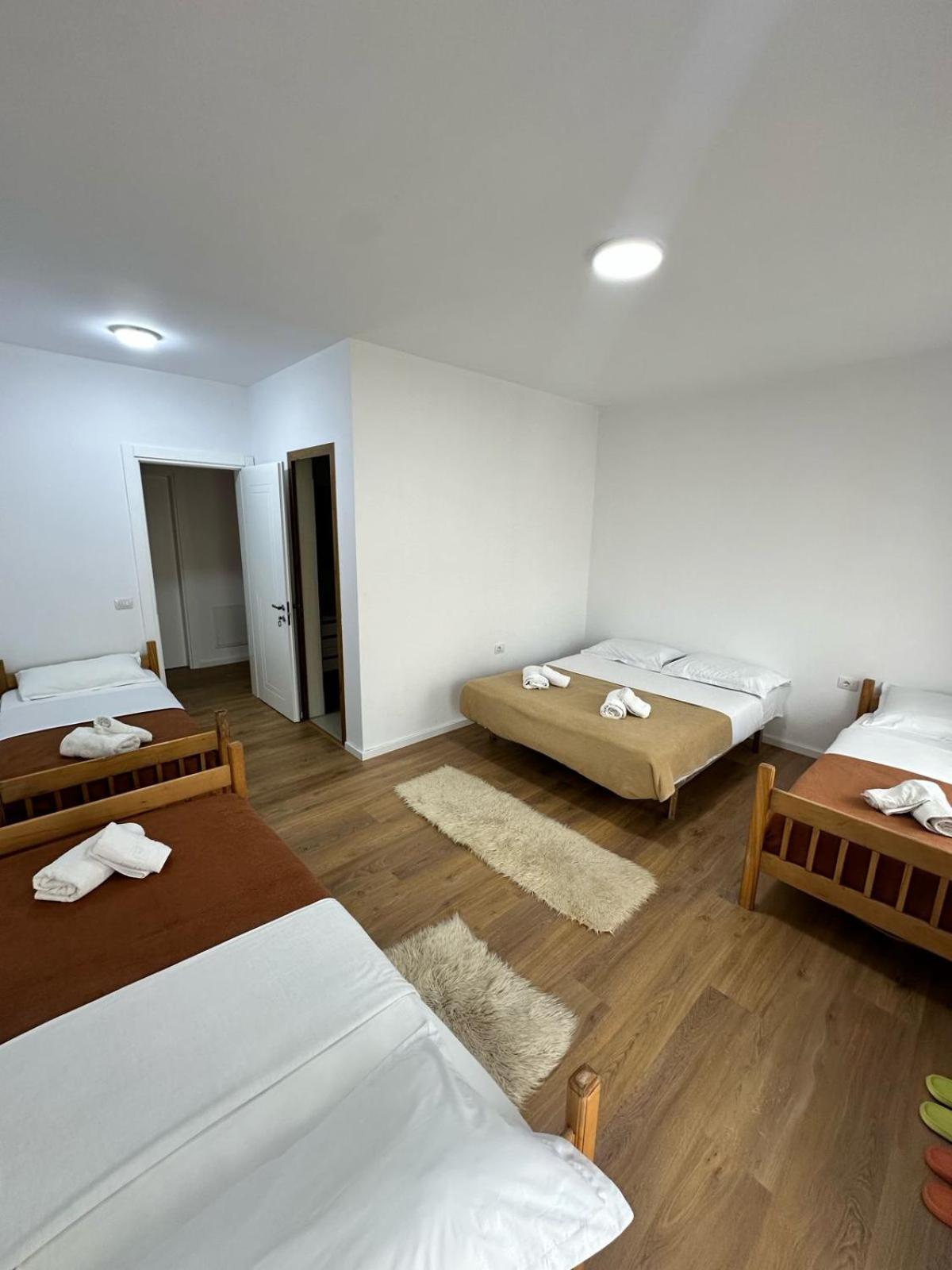 Vellezrit Guri Bed and breakfast Theth