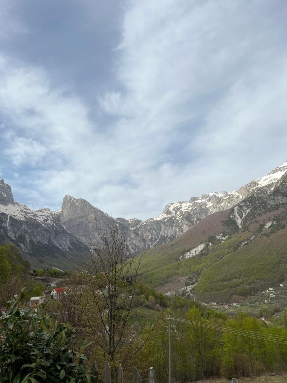 Vellezrit Guri 3* Theth