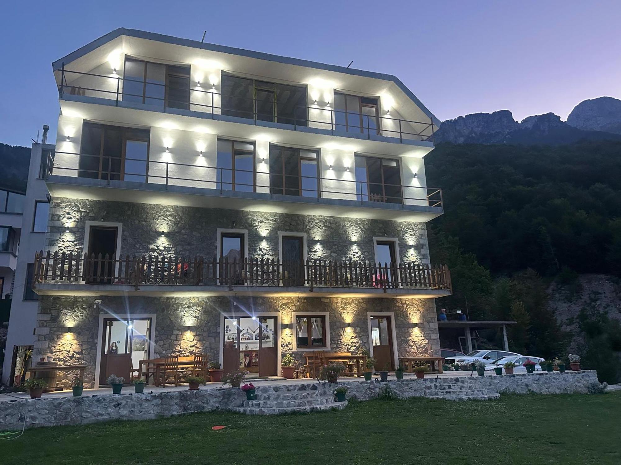 Vellezrit Guri Bed and breakfast Theth
