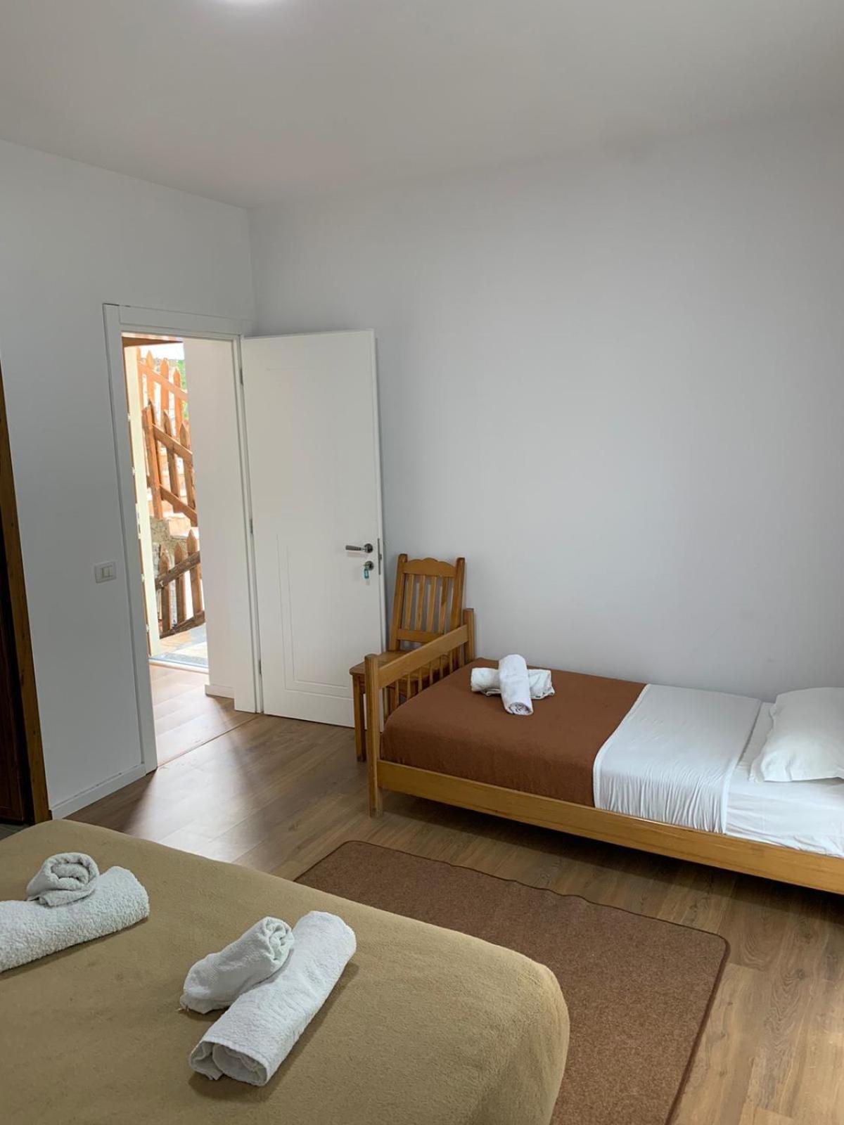 Vellezrit Guri 3*